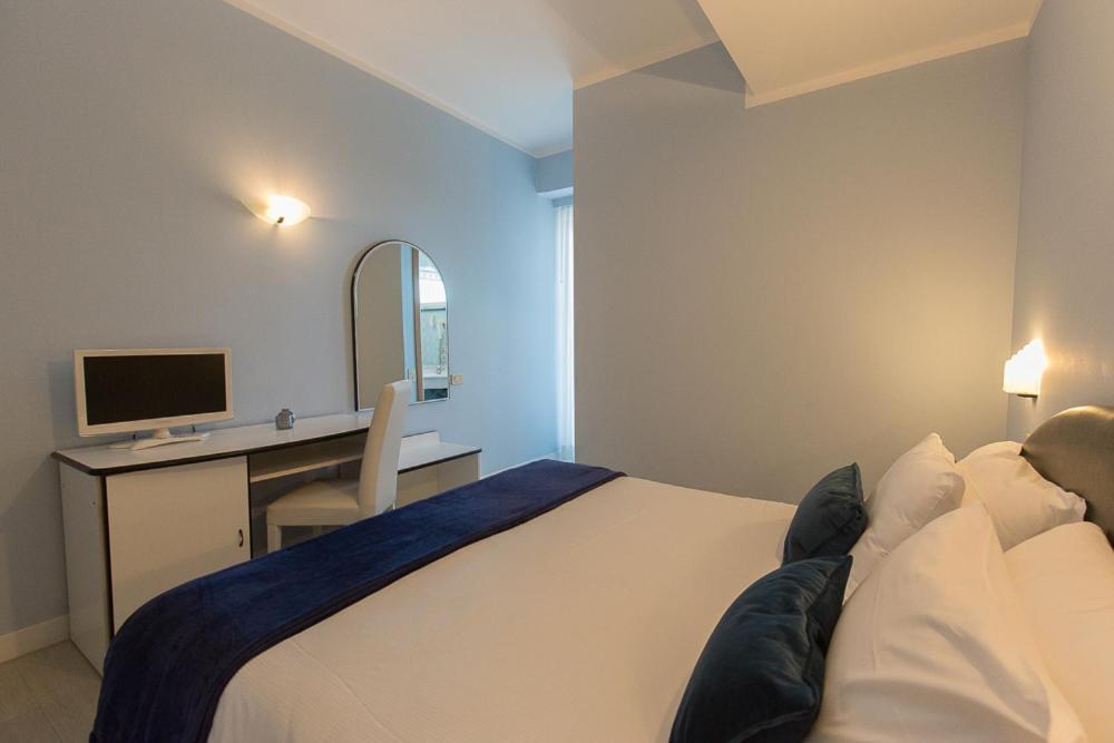 Hotel Trevi Riccione, In Centro Sul Mare Con Cucina Exterior photo