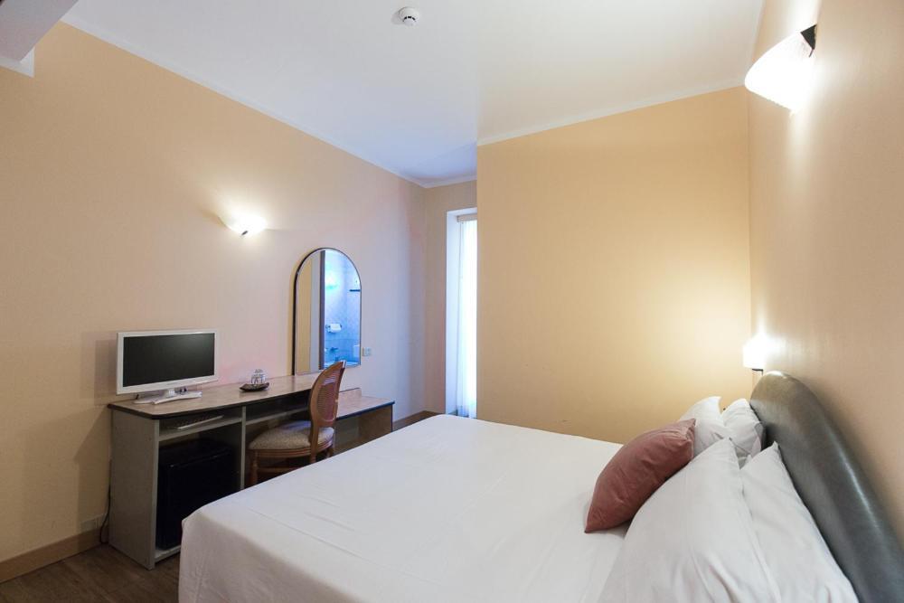 Hotel Trevi Riccione, In Centro Sul Mare Con Cucina Exterior photo
