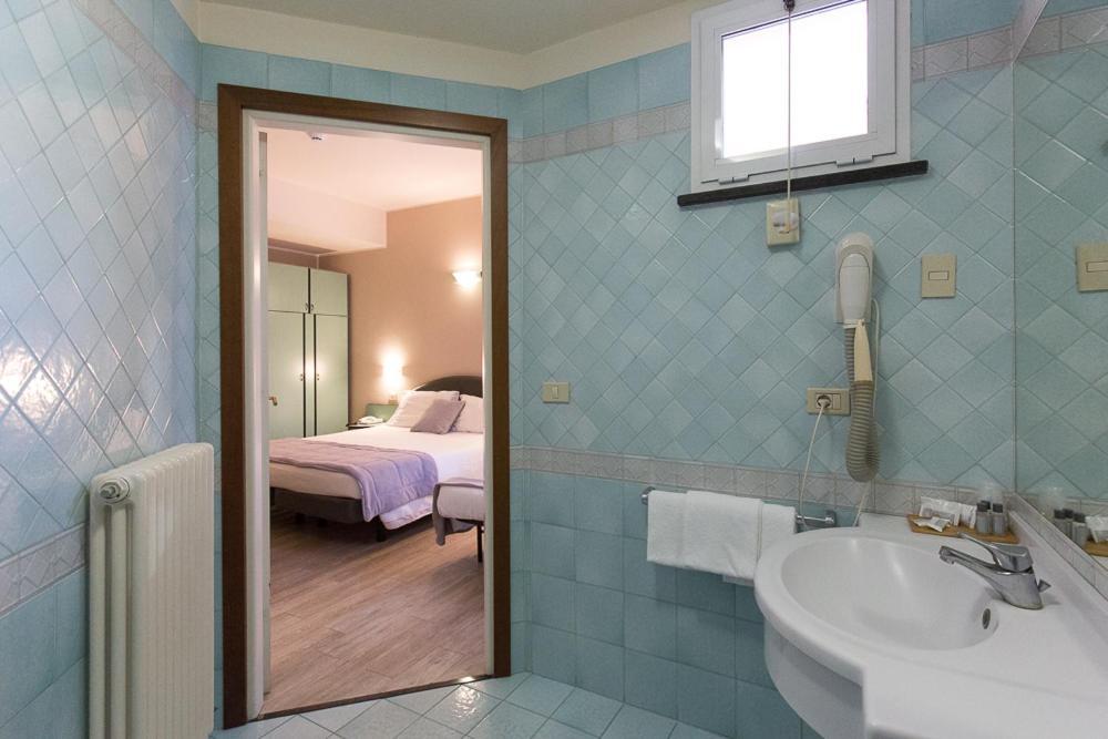 Hotel Trevi Riccione, In Centro Sul Mare Con Cucina Exterior photo
