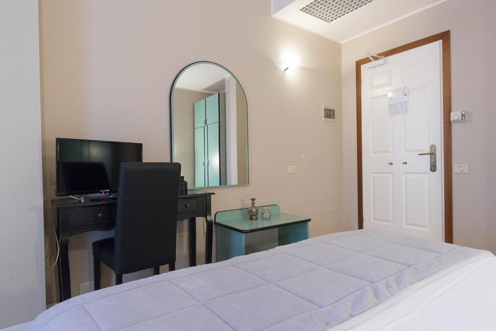 Hotel Trevi Riccione, In Centro Sul Mare Con Cucina Exterior photo