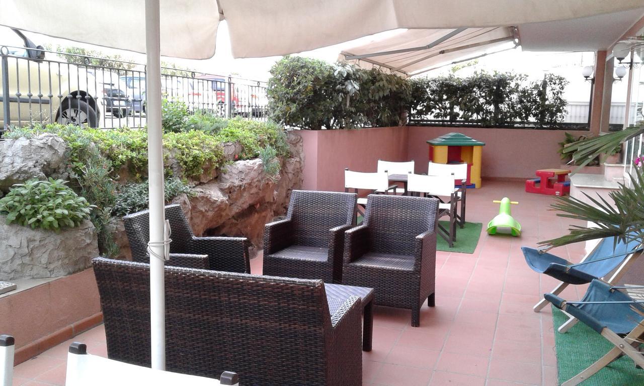 Hotel Trevi Riccione, In Centro Sul Mare Con Cucina Exterior photo