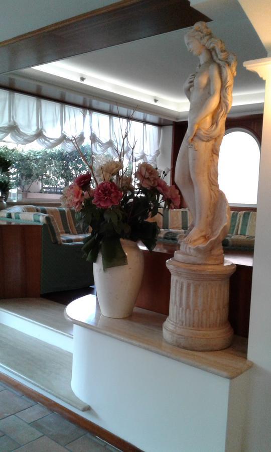 Hotel Trevi Riccione, In Centro Sul Mare Con Cucina Exterior photo