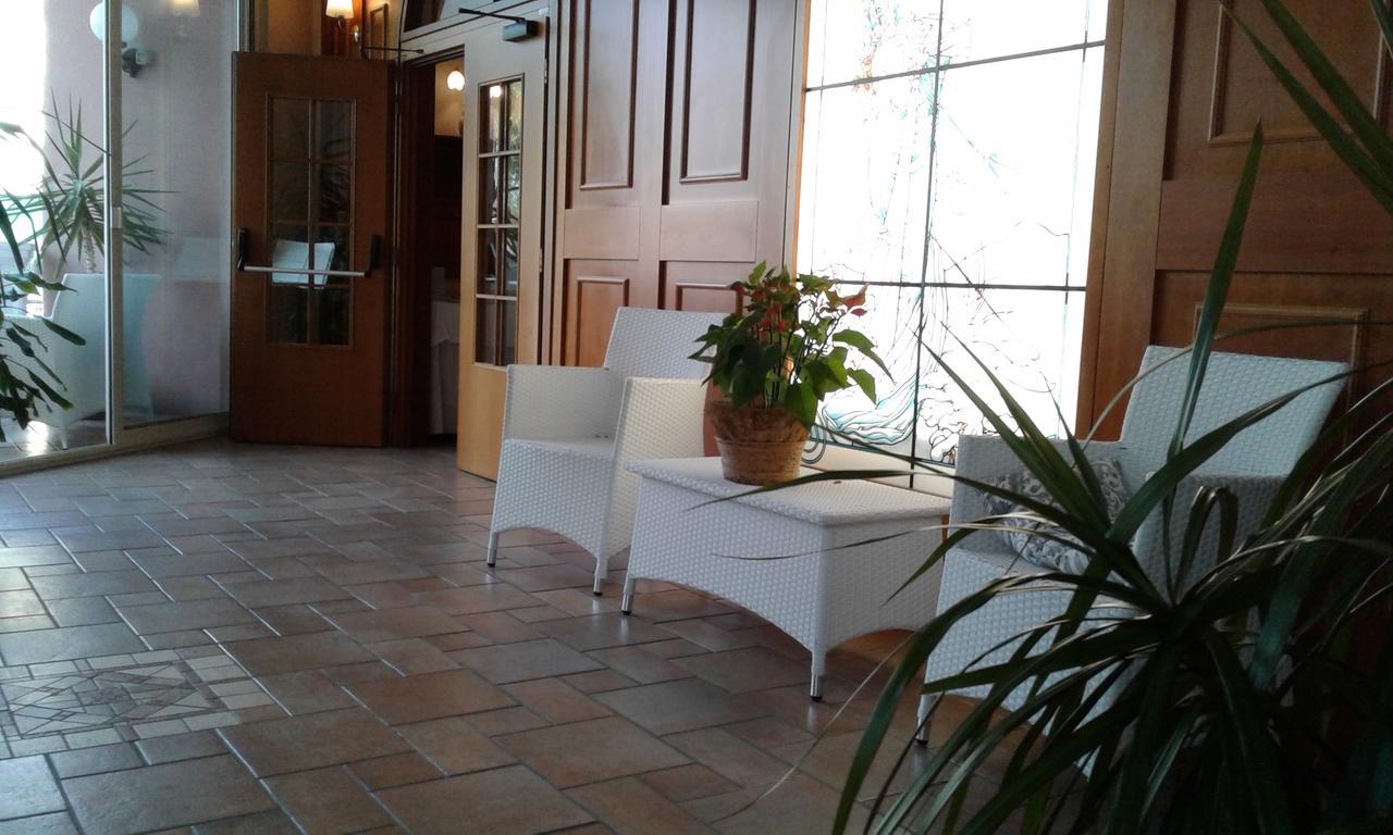 Hotel Trevi Riccione, In Centro Sul Mare Con Cucina Exterior photo