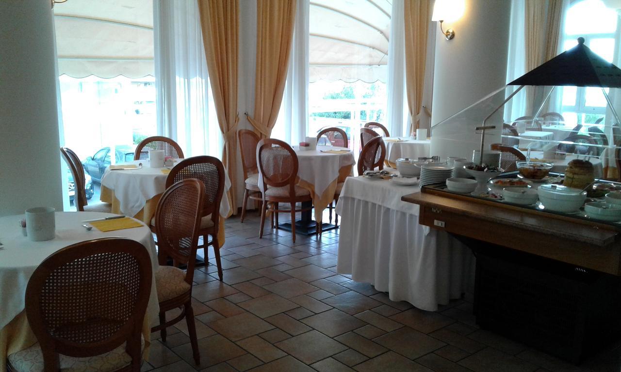 Hotel Trevi Riccione, In Centro Sul Mare Con Cucina Exterior photo